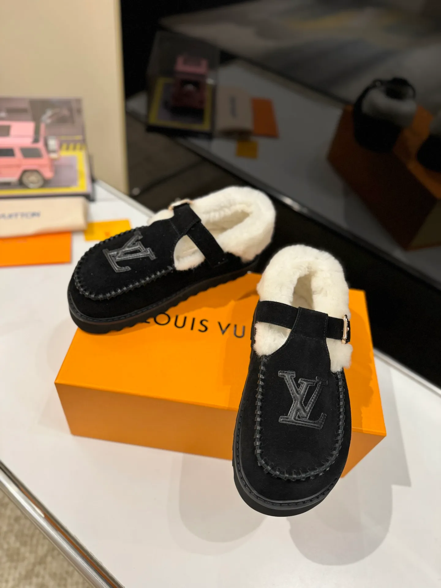 👟👟Ex-factory price 560👟👟 Louis Vuitton lv louis vuott…on fw24 new arrival～The latest furry slippers for autumn and winter🏂🏂 This pair of furry slippers is also very good-looking! The leather ones are very high-end! ! !Paired with denim shorts in autumn and winter, it’s perfect! Put it on and you will instantly have your ideal height! 😍 A favorite style, with fashion elements, the appearance of the upper is full of nobility. Wearing it can always show off the fashionable charm of women. It is fashionable but not too showy. The high-end beef tendon on the upper and the Lvjia letter buckle are so beautiful. ✅Upper: imported high-end frosted/cow leather ✅Outsole: original outsole ✅Inner lining: imported real wool ✅Size: 35-42 (41.42 customized, non-returnable) ✅Packaging: full set of original drawer box